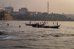 Accra;-Ghana;-Jamestown;-beach;-pirogue;-fishermen;-surf;-waves;-departure;-Ga-Mashie-community;-artisanal-fishing;-skyline;-haze;-cliff;-Gulf-of-Guinea;-West-Africa;-historic-district;-documentary-photography;-Kaleidos;-Kaleidos-images;-La-parole-à-limage;-Stories-Pictures;-Tarek-Charara
